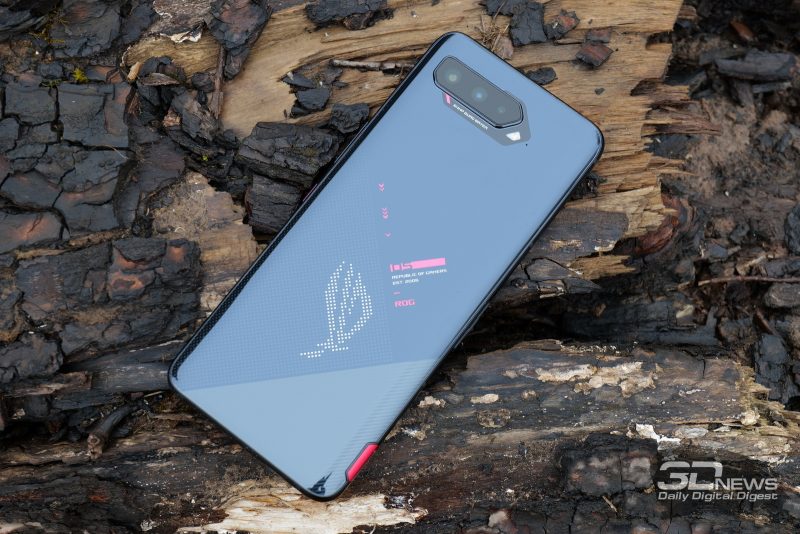 ASUS ROG Phone 5, задняя панель: блок тройной камеры, двойная светодиодная вспышка и светящийся логотип Republic of Gamers