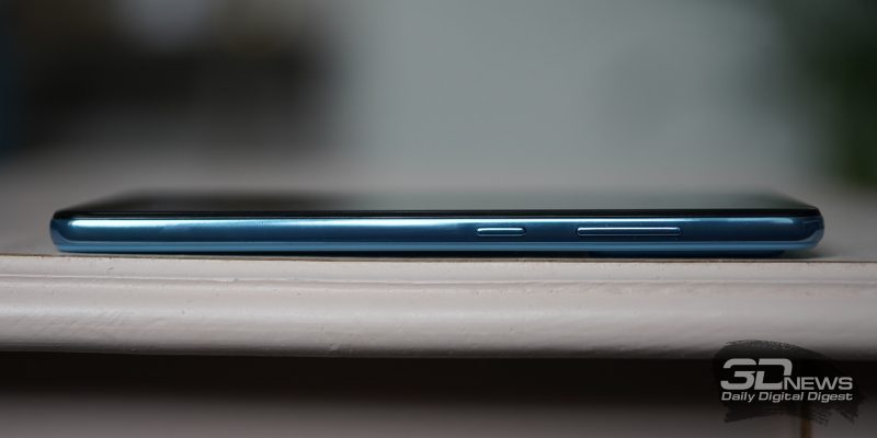 Samsung Galaxy A52, правая грань: клавиши регулировки громкости и включения/блокировки