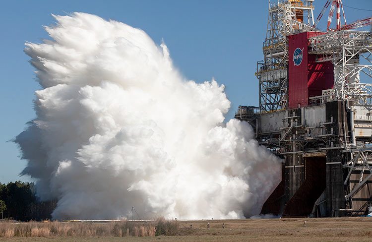 Финальный тест двигателей первой ступени РН SLS. Источник изображения: NASA