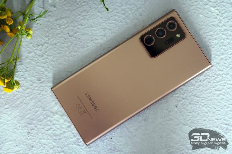 Samsung Galaxy Note20 Ultra, задняя панель: в углу — блок с тремя крупными объективами камер, датчиками, лазерным помощником автофокуса и одинарной светодиодной вспышкой