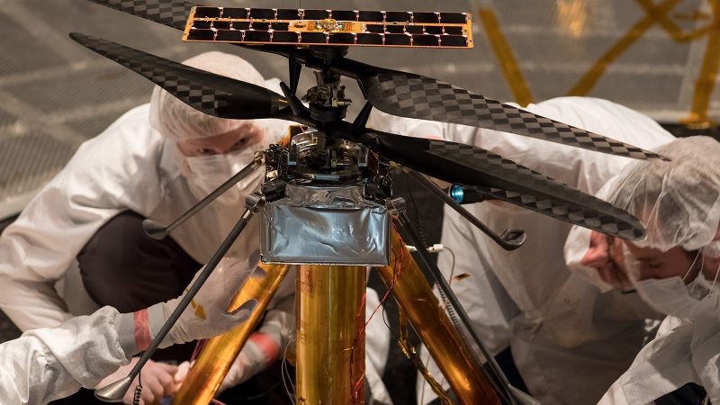 Специалисты NASA осматривают вариант коптера (именно этот аппарат улетел к Красной планете), установленный внутри вакуумной камеры в Лаборатории реактивного движения JPL в Пасадене, Калифорния. Фото NASA / JPL-Caltech