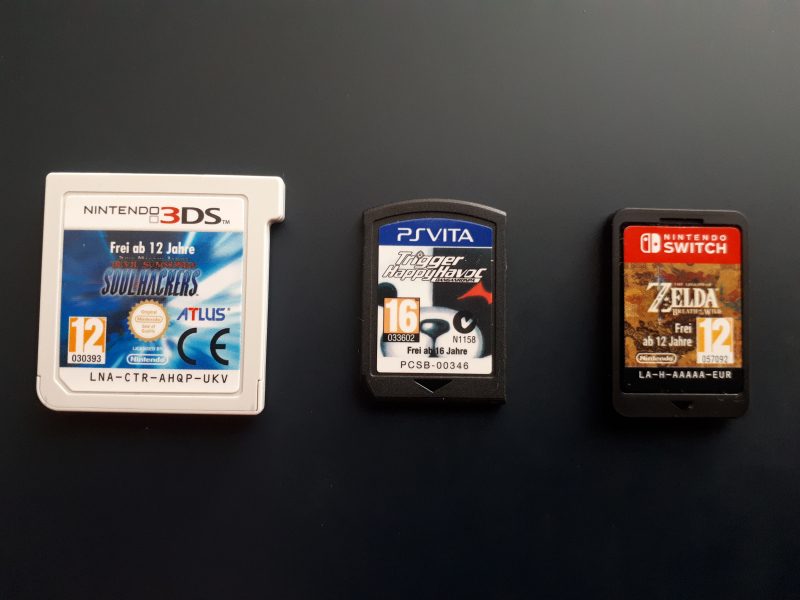 На этот раз Sony не стала выдумывать новый формат, а выпускала игры на картриджах. Для сравнения — носители для Nintendo 3DS и Switch.
