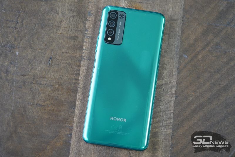 Honor 10X Lite, задняя панель: в углу — блок с четырьмя камерами (отдельно вынесен датчик глубины) и одинарной светодиодной вспышкой