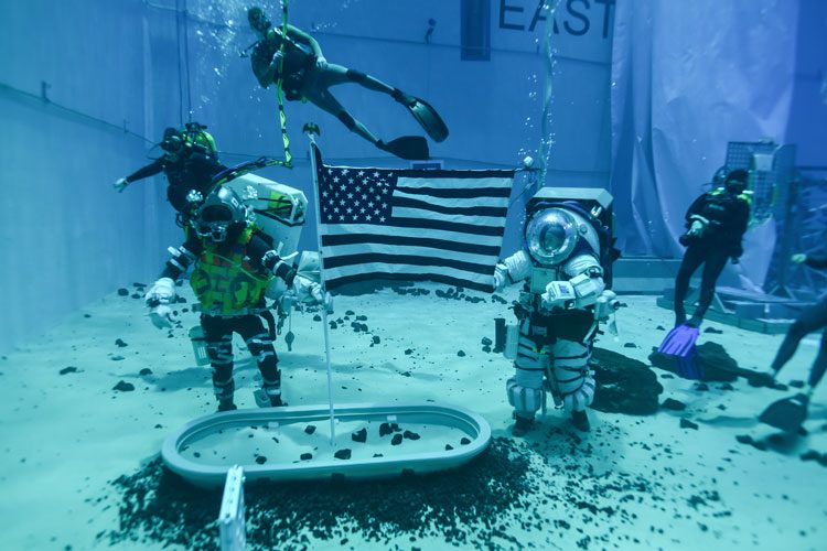 Испытание нового лунного скафандра в бассейне при искусственной невесомости. Источник изображения: NASA