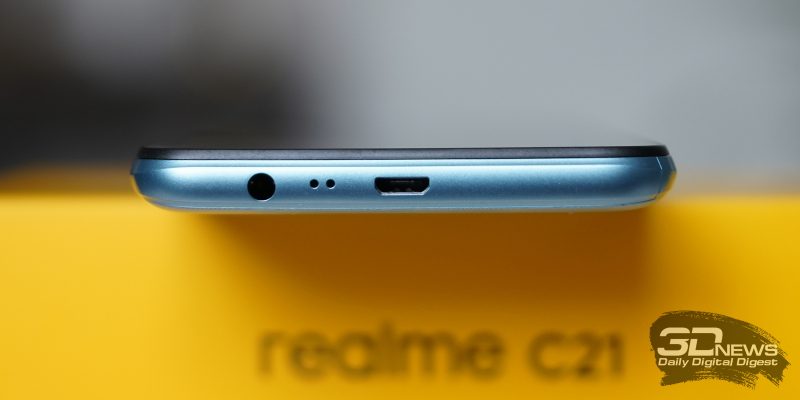 realme C21, нижняя грань: мини-джек, порт microUSB, микрофон