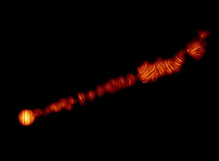 На изображении — джет в галактике M87 в поляризованном свете