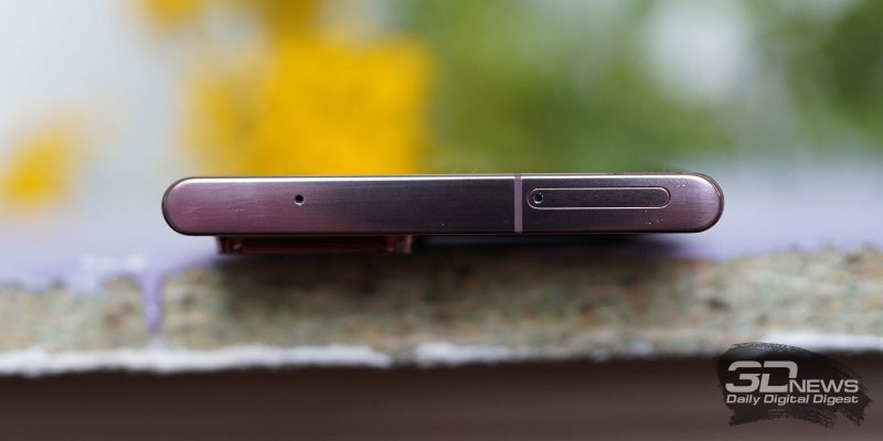 Samsung Galaxy Note20 Ultra, верхняя грань: гибридный слот для SIM-карт и карты памяти, микрофон